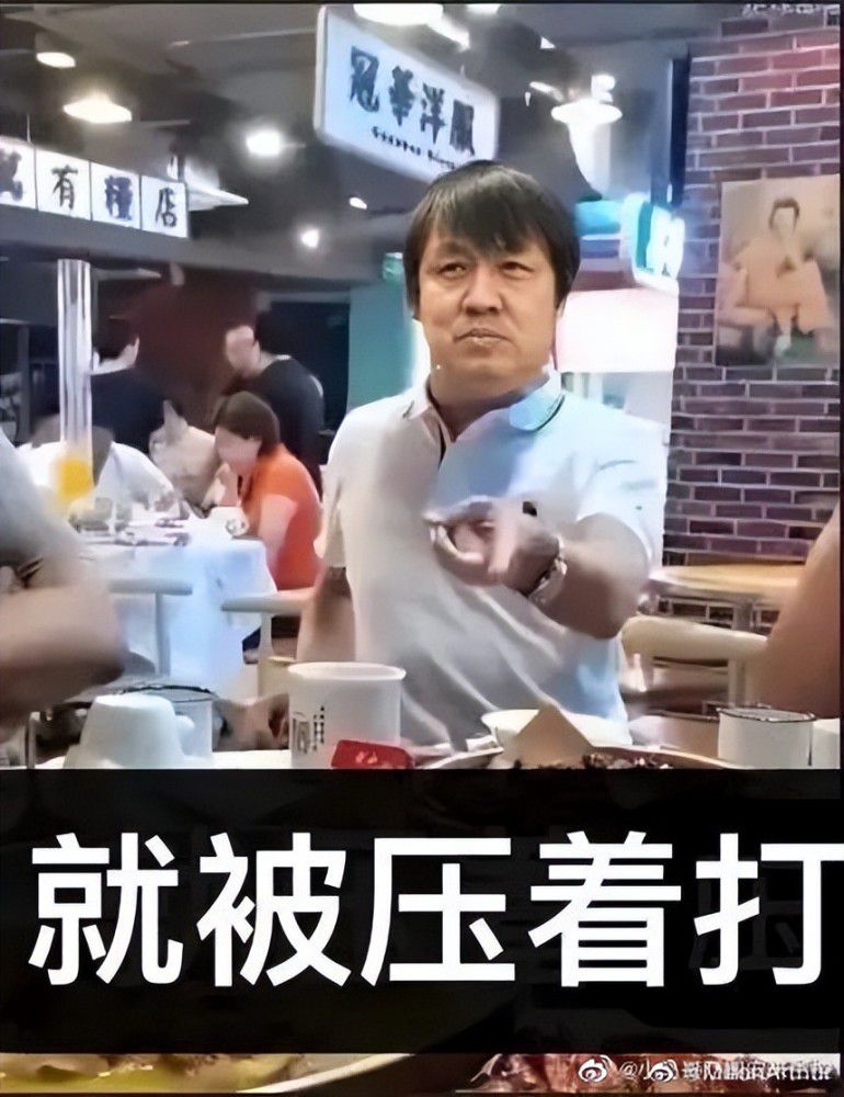 《补锅打铜锣》由《打钢锣》、《补锅》两剧构成。前者写收获季候，出产队派蔡九打锣通知各户关好鸡鸭，不要放它们出来吃队里的谷子。林年夜娘明知故犯，蔡九对之进行教育，使她熟悉毛病。后者写刘年夜娘对补锅行业缺少准确熟悉，不肯将女儿嫁给补锅匠，后经事实教育，进步了熟悉。